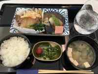 �g���C�̏�ɂ��闿��

AI �����R���e���c�͌����܂މ\��������܂��B