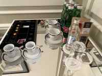 �J�E���^�[�̏�ɒu���ꂽ�{�g��

AI �����R���e���c�͌����܂މ\��������܂��B