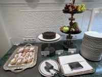 �e�[�u��, �H�i, ��, ���� ���܂܂�Ă���摜

AI �����R���e���c�͌����܂މ\��������܂��B