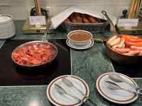 �e�[�u���̏�ɒu���Ă���l�X�ȗ���

AI �����R���e���c�͌����܂މ\��������܂��B