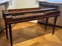 �ؐ��e�[�u���̏�ɒu���ꂽ�s�A�m

AI �����R���e���c�͌����܂މ\��������܂��B