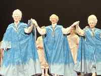 �h���X�𒅂ė����Ă���j������

AI �����R���e���c�͌����܂މ\��������܂��B