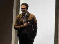 �h�A�̑O�ɗ����Ă���j��

AI �����R���e���c�͌����܂މ\��������܂��B