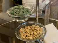 �e�[�u���̏�̐H�ו�

AI �����R���e���c�͌����܂މ\��������܂��B