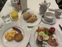 �M, �e�[�u��, �H�i, ���� ���܂܂�Ă���摜

AI �����R���e���c�͌����܂މ\��������܂��B