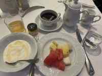 �M�̏�ɂ��邢���ȐH�ו�

AI �����R���e���c�͌����܂މ\��������܂��B