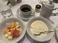 �M, �e�[�u��, �J�b�v, ���� ���܂܂�Ă���摜

AI �����R���e���c�͌����܂މ\��������܂��B