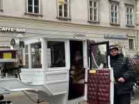 �����̑O�ɗ����Ă���l����

AI �����R���e���c�͌����܂މ\��������܂��B