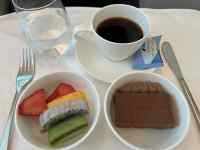 �J�b�v, �e�[�u��, �R�[�q�[, �H�i ���܂܂�Ă���摜

AI �����R���e���c�͌����܂މ\��������܂��B