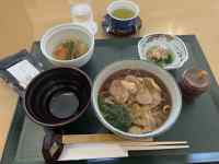 �e�[�u���̏�ɂ��闿��

AI �����R���e���c�͌����܂މ\��������܂��B