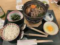 �e�[�u���̏�ɂ��闿��

AI �����R���e���c�͌����܂މ\��������܂��B