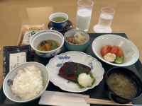 �e�[�u���̏�ɂ��邢���ȗ���

AI �����R���e���c�͌����܂މ\��������܂��B