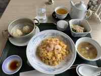 �e�[�u���̏�̐H���ƈ��ݕ�

AI �����R���e���c�͌����܂މ\��������܂��B