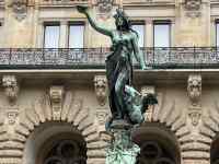 �����̑O�ɂ���j���̑�

AI �����R���e���c�͌����܂މ\��������܂��B