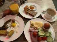 �M�̏�ɂ��邢���ȐH�ו�

AI �����R���e���c�͌����܂މ\��������܂��B