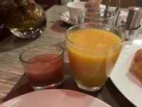 �e�[�u���̏�ɂ��鐔��ނ̃r�[�����������O���X

AI �����R���e���c�͌����܂މ\��������܂��B