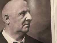 �X�[�c�𒅂Ă���j�͌��Ђ��̒j���̊�

AI �����R���e���c�͌����܂މ\��������܂��B