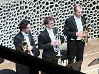 �X�[�c�𒅂��j������

AI �����R���e���c�͌����܂މ\��������܂��B