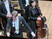 �����̃X�[�c�p�̒j��

AI �����R���e���c�͌����܂މ\��������܂��B