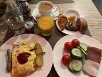 �e�[�u���̏�ɂ��鐔��ނ̐H�ו�

AI �����R���e���c�͌����܂މ\��������܂��B