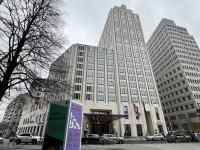 �����̑O�ɗ����Ă��鍂�w�r��

AI �����R���e���c�͌����܂މ\��������܂��B