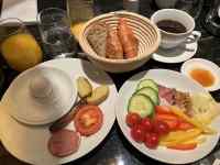 �e�[�u���̏�ɂ��邢���ȐH�ו�

AI �����R���e���c�͌����܂މ\��������܂��B