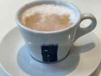 �M�̏�ɒu���ꂽ�R�[�q�[�J�b�v

AI �����R���e���c�͌����܂މ\��������܂��B