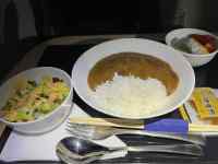 �e�[�u���̏�ɂ��闿��

AI �����R���e���c�͌����܂މ\��������܂��B