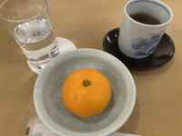 �e�[�u���ɒu���Ă���R�[�q�[�ƃh�[�i�c

AI �����R���e���c�͌����܂މ\��������܂��B