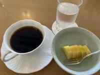 �e�[�u���̏�ɂ���R�[�q�[

AI �����R���e���c�͌����܂މ\��������܂��B