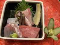 �v���X�`�b�N�e��ɓ����Ă���T���_

AI �����R���e���c�͌����܂މ\��������܂��B