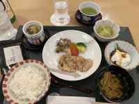 �e�[�u���̏�ɕ��ׂ�ꂽ����

AI �����R���e���c�͌����܂މ\��������܂��B