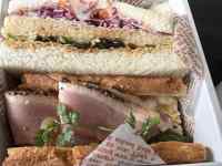 ��̏�ɂ���T���h�C�b�`

AI �����R���e���c�͌����܂މ\��������܂��B