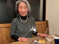 �e�[�u���ɍ����Ă��鏗��

AI �����R���e���c�͌����܂މ\��������܂��B