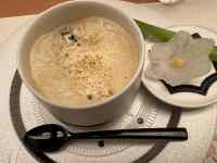 �e�[�u���̏�ɂ���X�[�v

AI �����R���e���c�͌����܂މ\��������܂��B