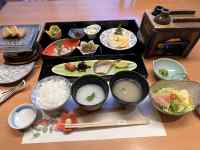 �e�[�u���̏�ɂ��邢���ȗ���

AI �����R���e���c�͌����܂މ\��������܂��B