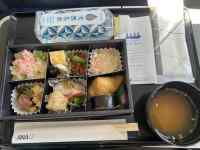 ��̏�ɂ��鐔��ނ̃p���t���b�g

AI �����R���e���c�͌����܂މ\��������܂��B