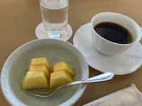 �e�[�u���̏�ɂ���R�[�q�[

AI �����R���e���c�͌����܂މ\��������܂��B