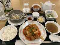 �e�[�u���̏�ɂ��邢���ȗ���

AI �����R���e���c�͌����܂މ\��������܂��B