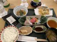 �e�[�u���̏�ɒu���Ă���l�X�ȗ���

AI �����R���e���c�͌����܂މ\��������܂��B