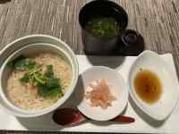 �e�[�u���̏�ɂ���X�[�v

AI �����R���e���c�͌����܂މ\��������܂��B