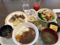 �e�[�u���̏�̐H��

AI �����R���e���c�͌����܂މ\��������܂��B