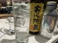 �J�E���^�[�ɒu���ꂽ�{�g���ƃO���X

AI �����R���e���c�͌����܂މ\��������܂��B