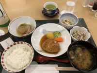 �e�[�u���̏�ɕ��ׂ�ꂽ����

AI �����R���e���c�͌����܂މ\��������܂��B