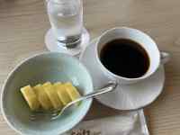 �e�[�u���̏�ɂ���R�[�q�[

AI �����R���e���c�͌����܂މ\��������܂��B