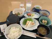 �e�[�u���̏�ɂ��邢���ȗ���

AI �����R���e���c�͌����܂މ\��������܂��B